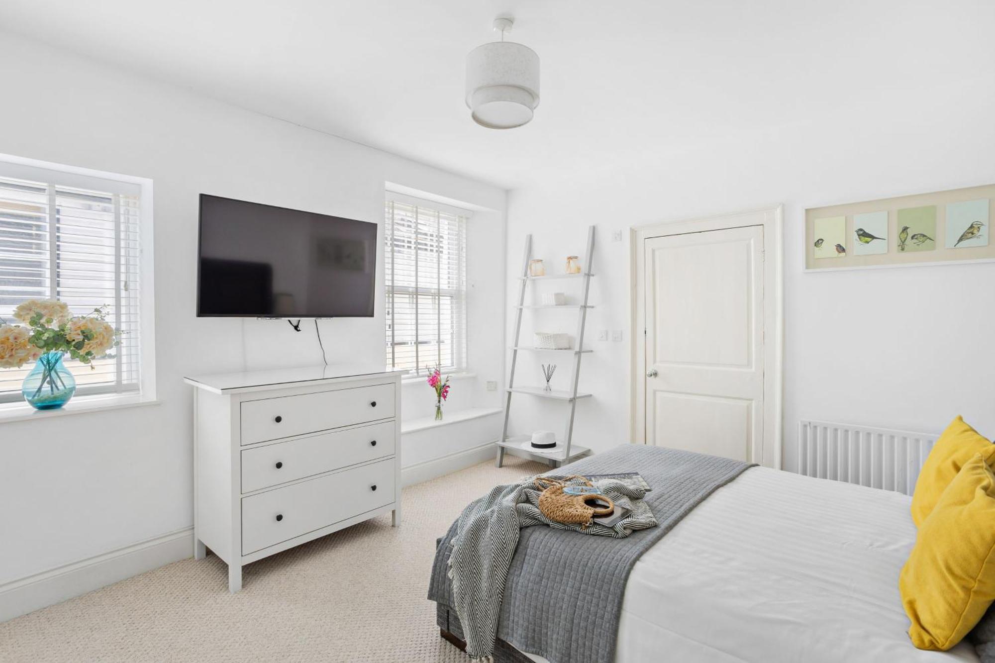 10 Clarence Hill - Elegant Town House With Outside Space Holiday home Dartmouth