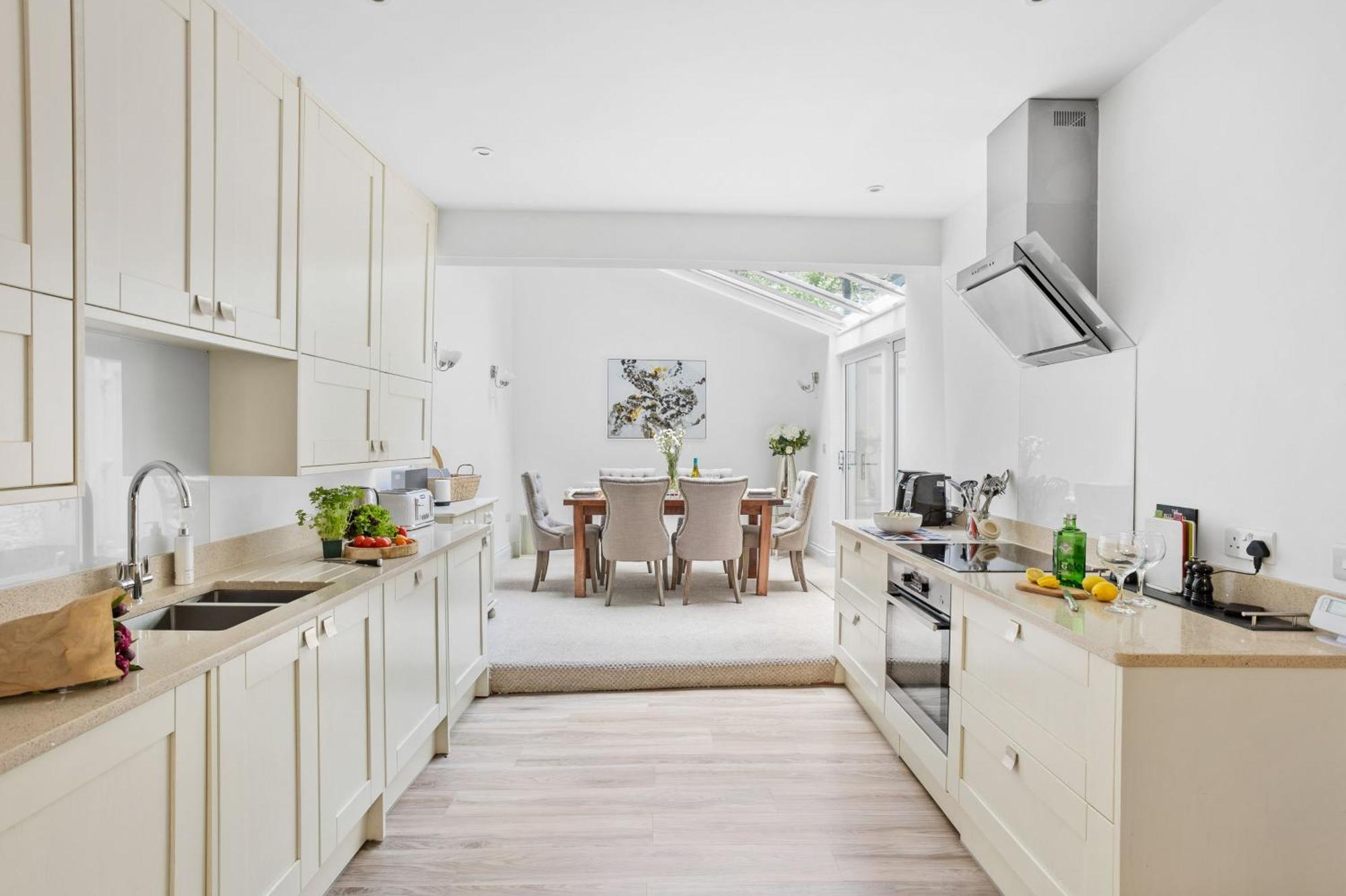 10 Clarence Hill - Elegant Town House With Outside Space *