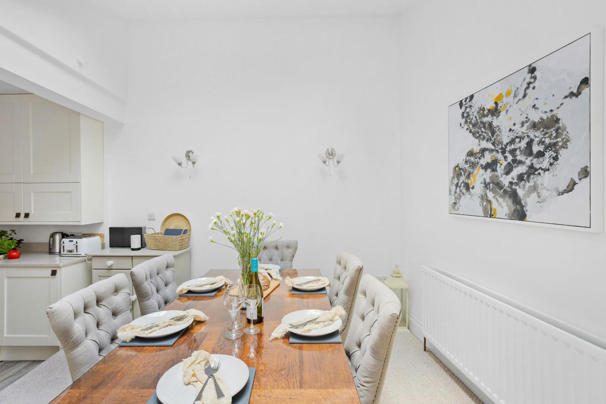 Holiday home 10 Clarence Hill - Elegant Town House With Outside Space *